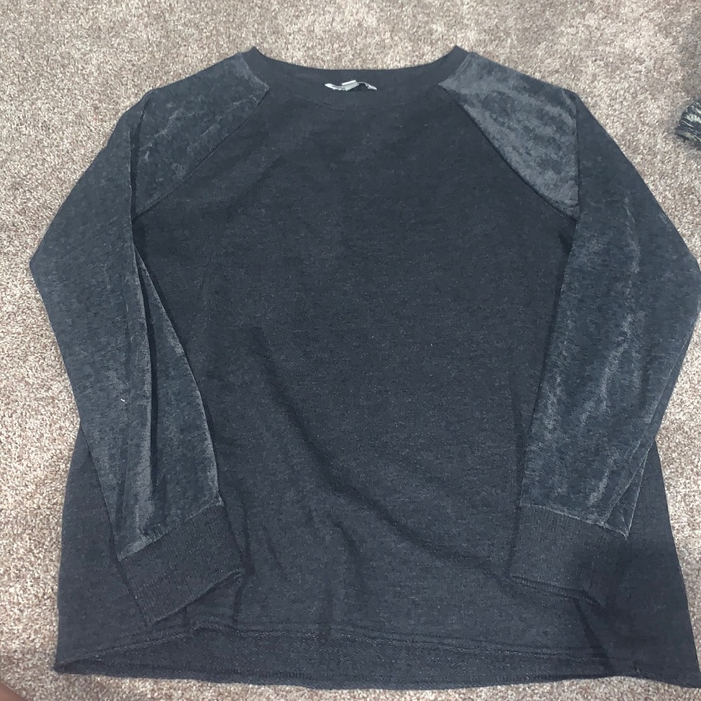 Gray long-sleeve American Eagle shirt.